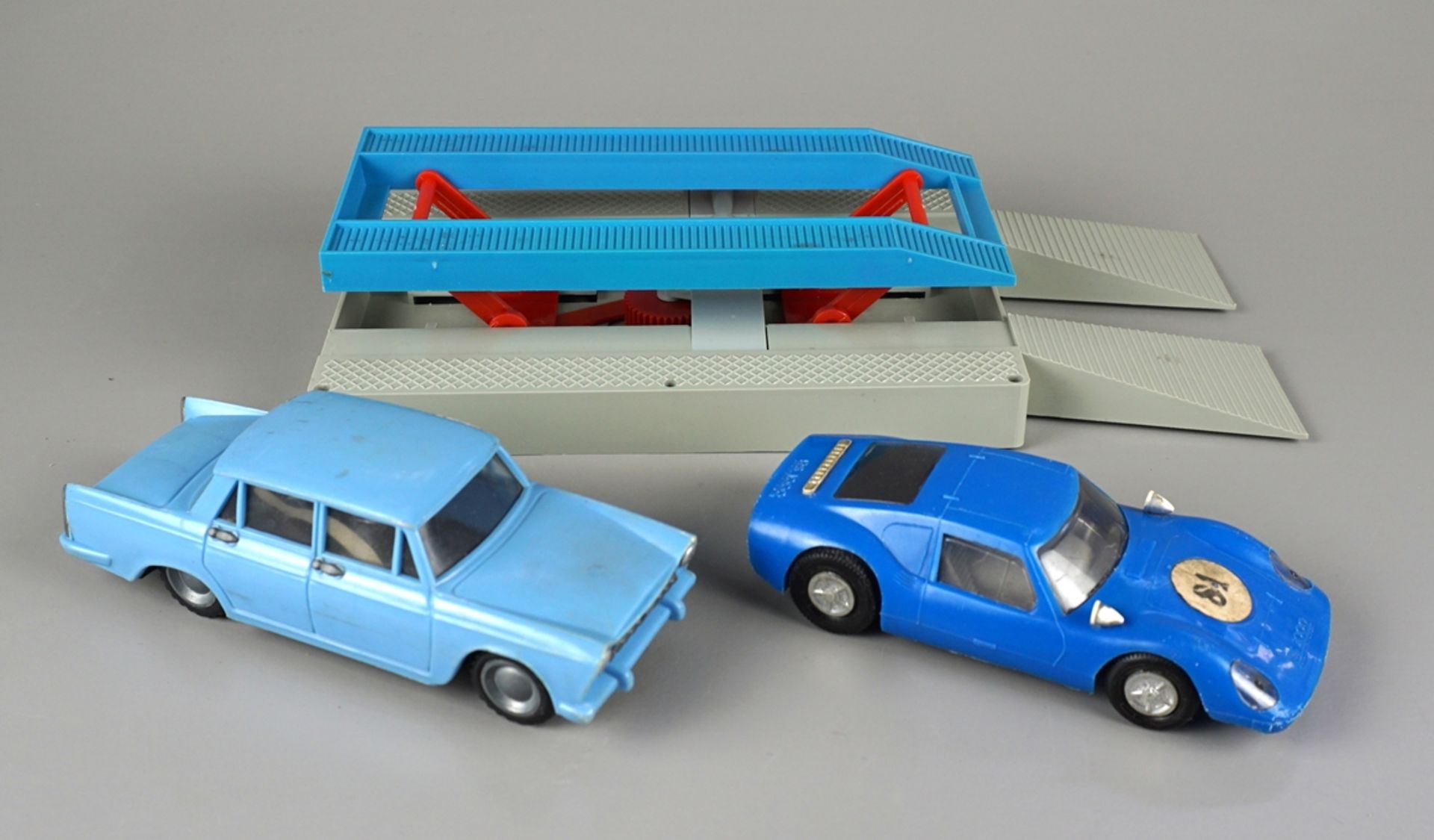 Konvolut DDR-Spielzeug: Hebebühne und 2 Autos