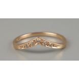 Ring mit 5 Diamanten auf spitz zulaufender Ringschiene, 585er Rotgold