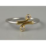 Ring mit 2 kleinen Brillanten, Platin und Gold