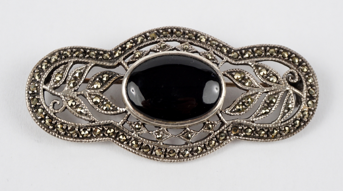 Large brooch with onyx and marcasites in Art Deco style, 925 silver