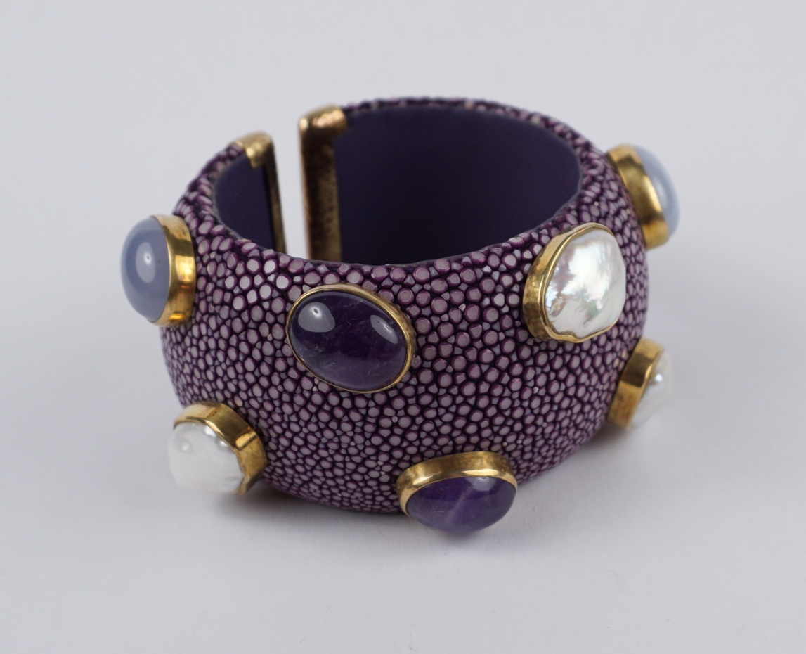 Shagreen cuff bracelet in plum violet, from the Caraboque collection by Anna Blum - Image 5 of 5
