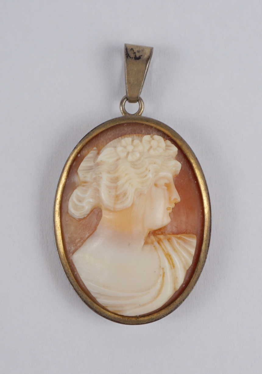 Pendant with shell cameo, silver setting, w.11,03g