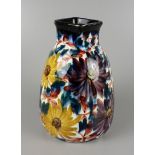 Vase mit Blumendekor in Handmalerei, Schramberger Majolika, um 1910