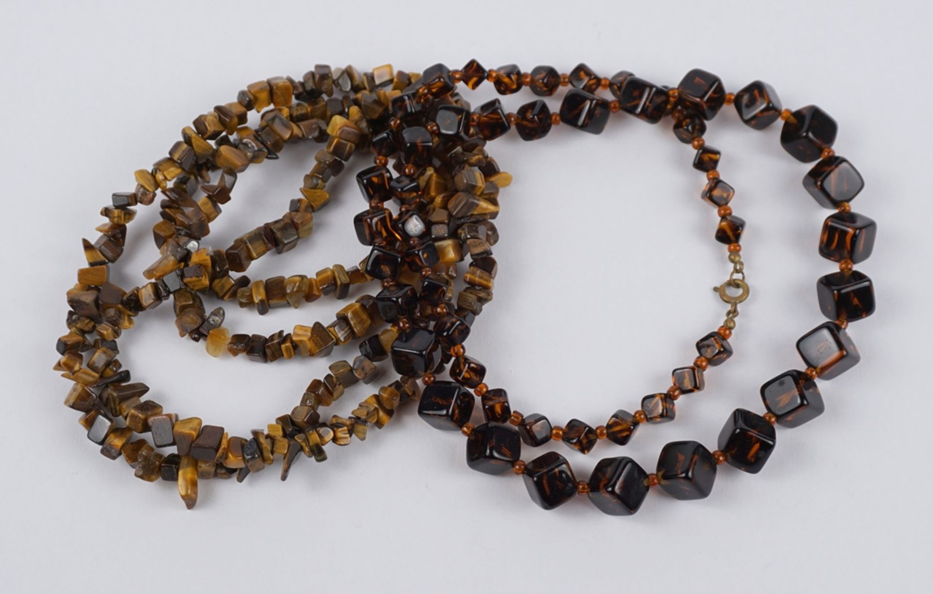 2 necklaces, of which 1* tiger's eye, w.58,05g