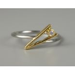 Ring mit kleinem Brillant, Platin und Gold