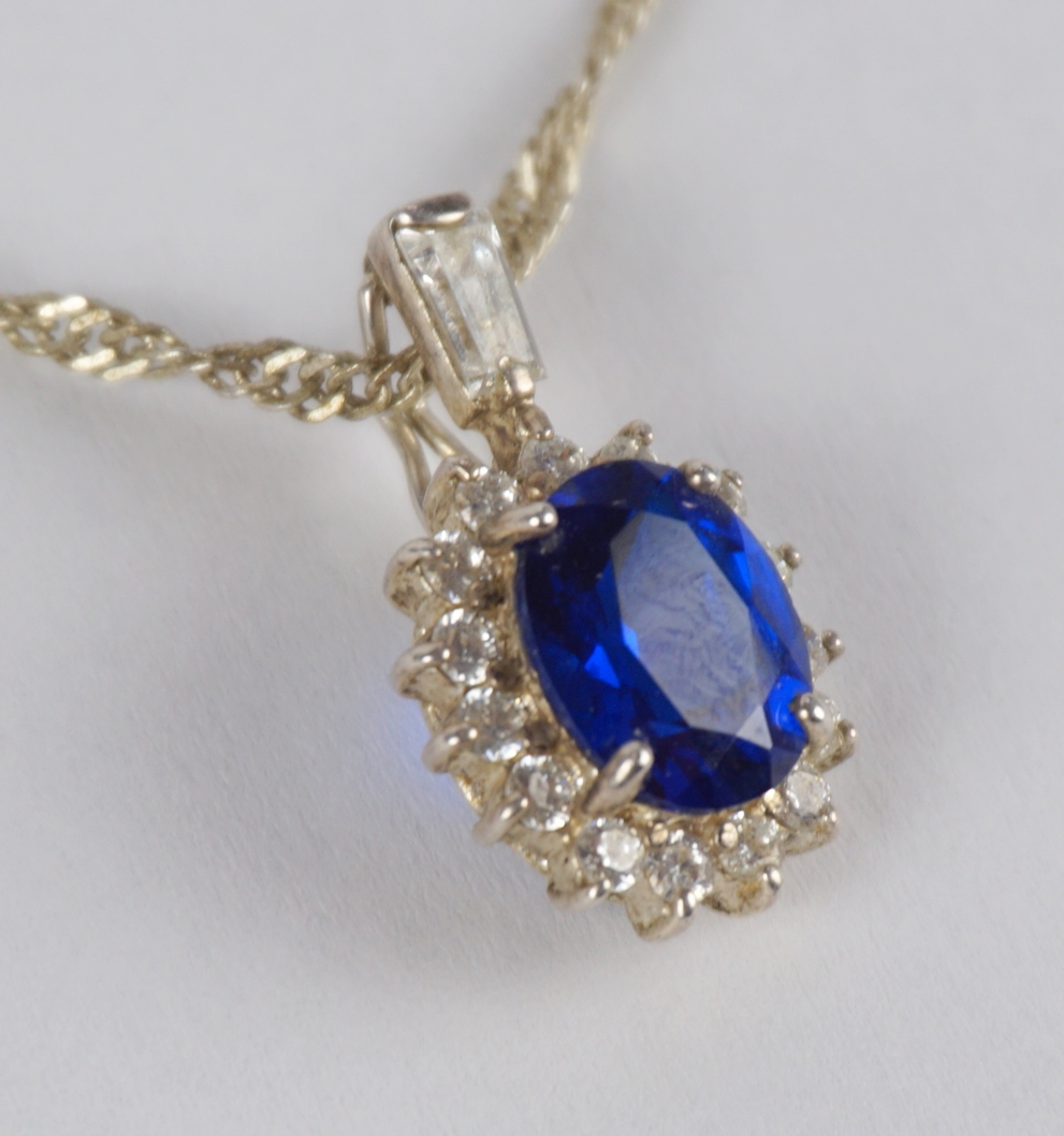 Clip pendant with bright blue stone and zirconia on chain, 925 silver, total wt.5.79g - Image 2 of 2