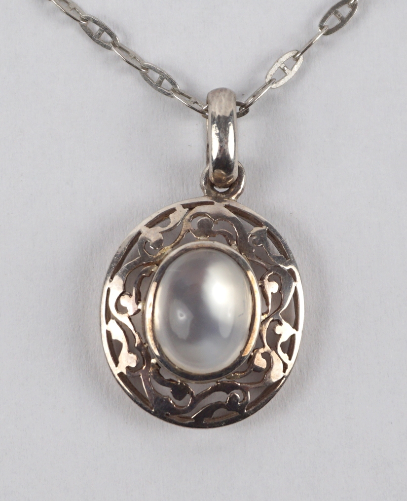 Pendant with moonstone on chain, 925 silver, total wt.4,26g