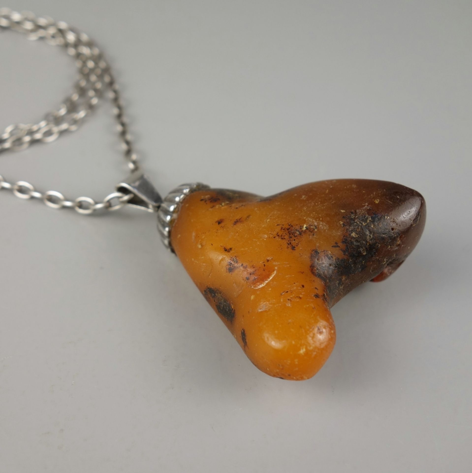 large amber pendant on silver anchorchain, total weight 36,07g - Image 2 of 3