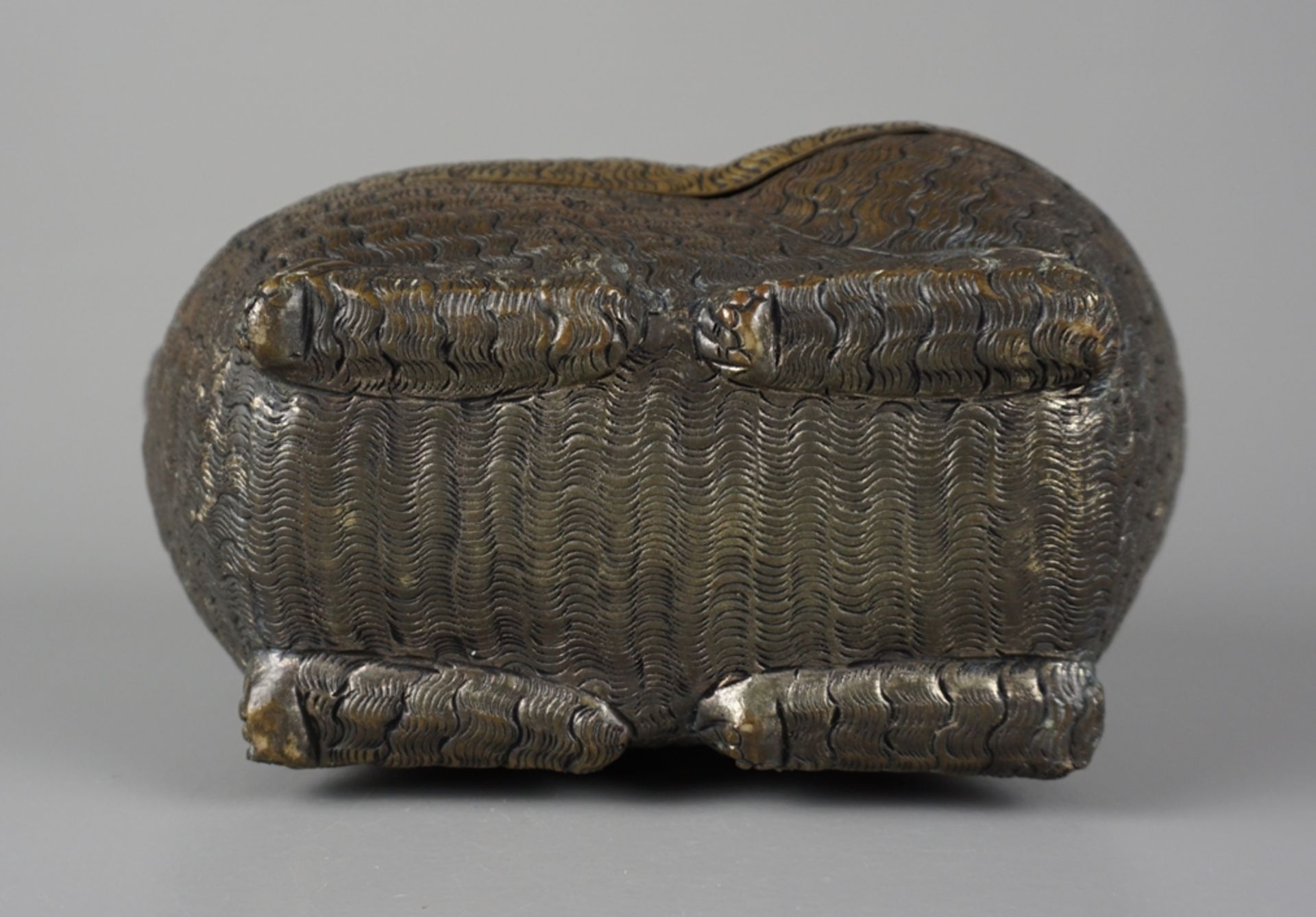 Figural betel nut box in the shape of a sheep, Cambodia - Image 4 of 4