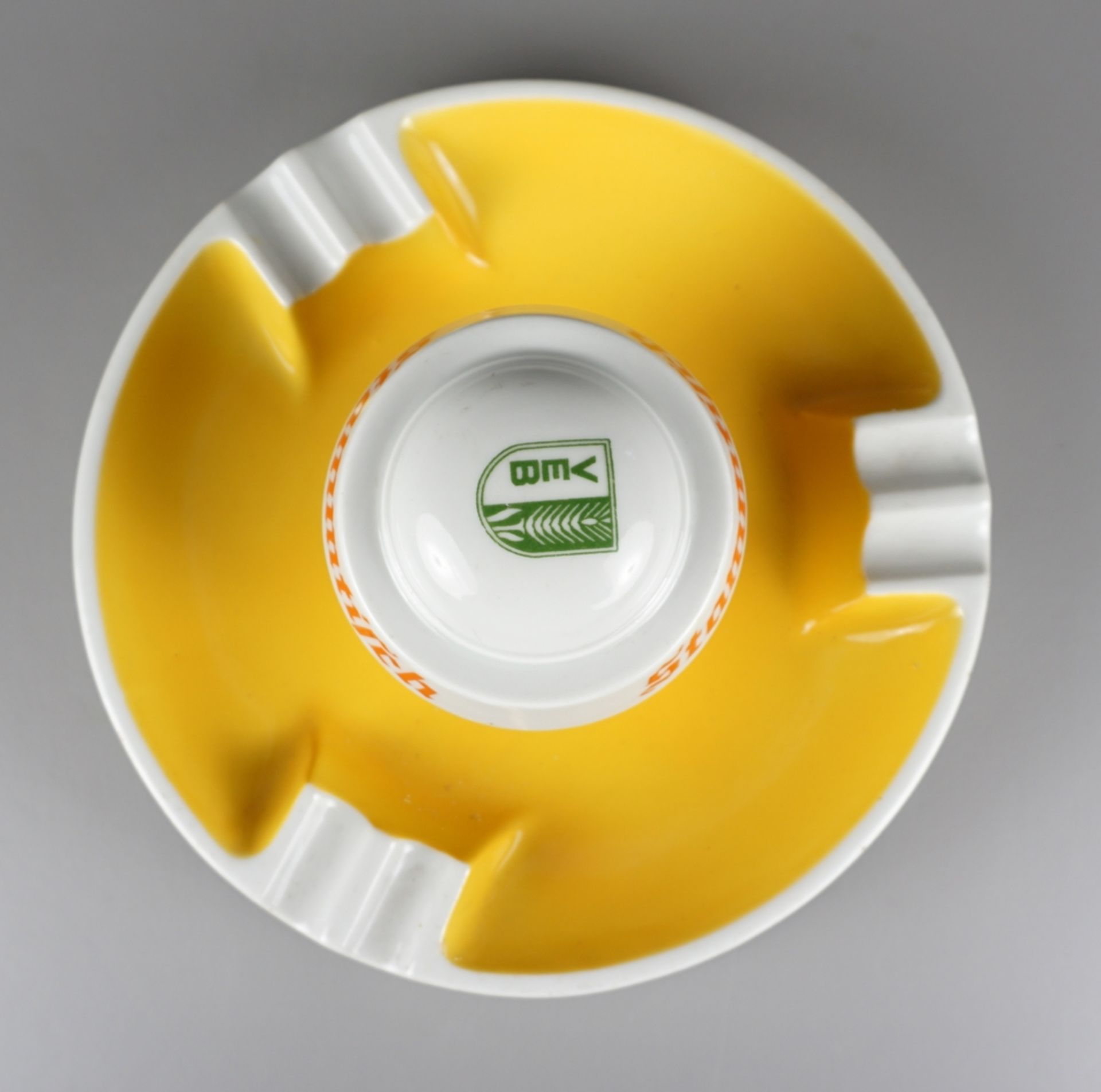 Large regulars` table ashtray "Schultheiß-Brauerei Dessau", GDR, probably 1950s/1960s, d.24cm - Image 3 of 4
