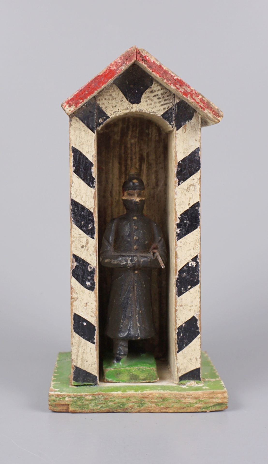 Prussian guard soldier with guard house, mass/wood - Image 2 of 4