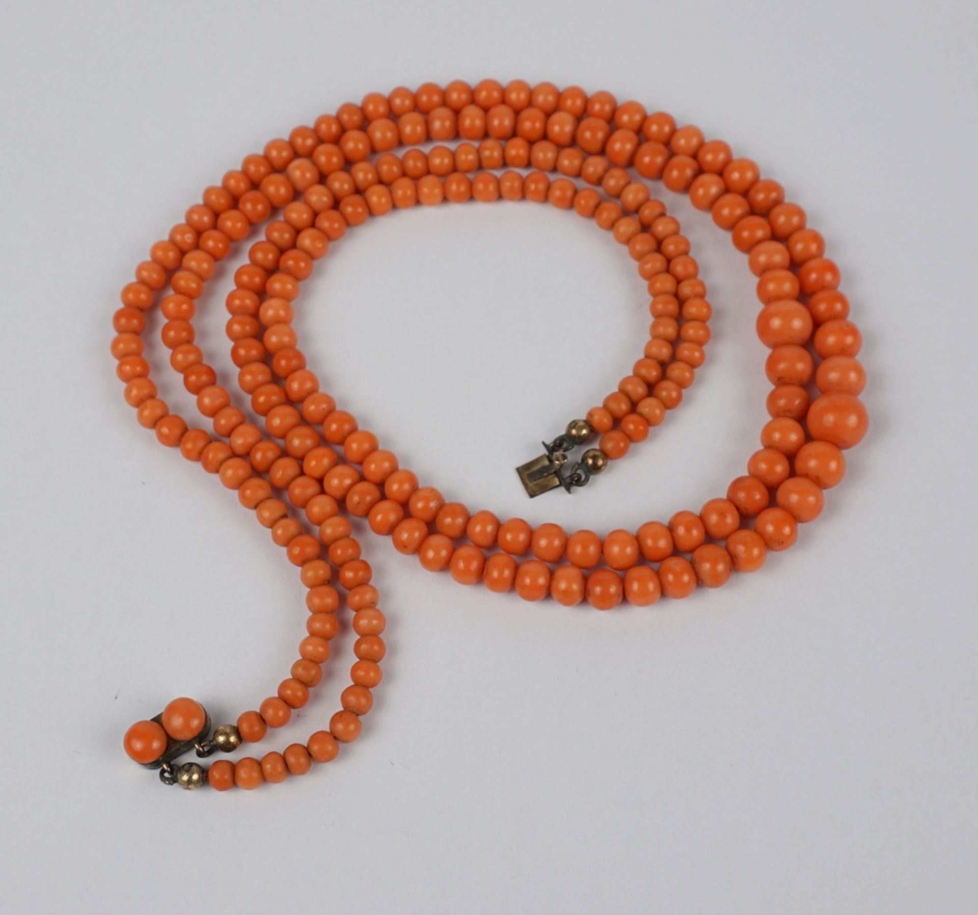 double row coral ball chain, wt.51,98g, around 1920 - Image 2 of 2