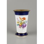 Vase mit Blumenbukett und kobaltblauen Bändern, Meissen, Pfeifferzeit (1924-1934), H.10,5cm