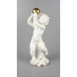 Putto mit goldener Kugel spielend, H.18,7cm