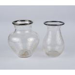 2 kleine Vasen mit Silbermontierung