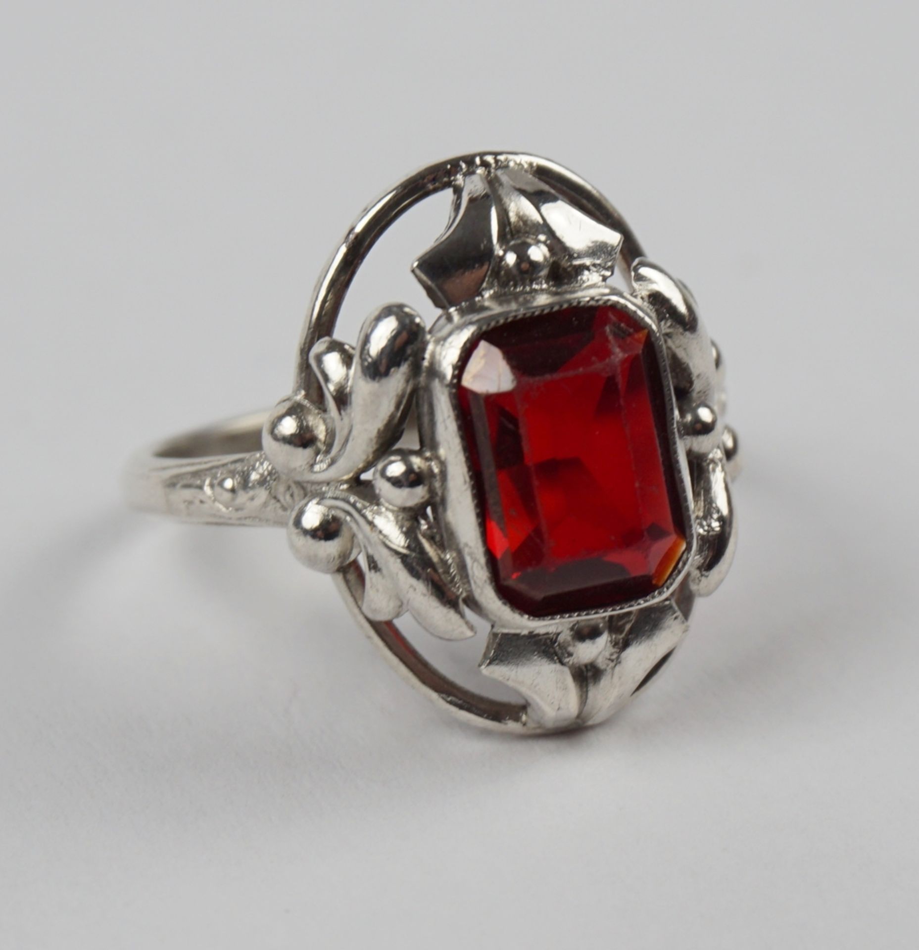 Ring with garnet red stone, 835 silver, wt.3,46g - Image 2 of 2