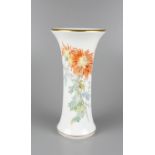 Vase mit Chrysantheme, Meissen, Knaufzeit (1815-1924), H.24,5cm