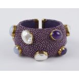 Shagreen-Manschettenarmband in Pflaumenviolett, aus der Caraboque-Kollektion von Anna Blum