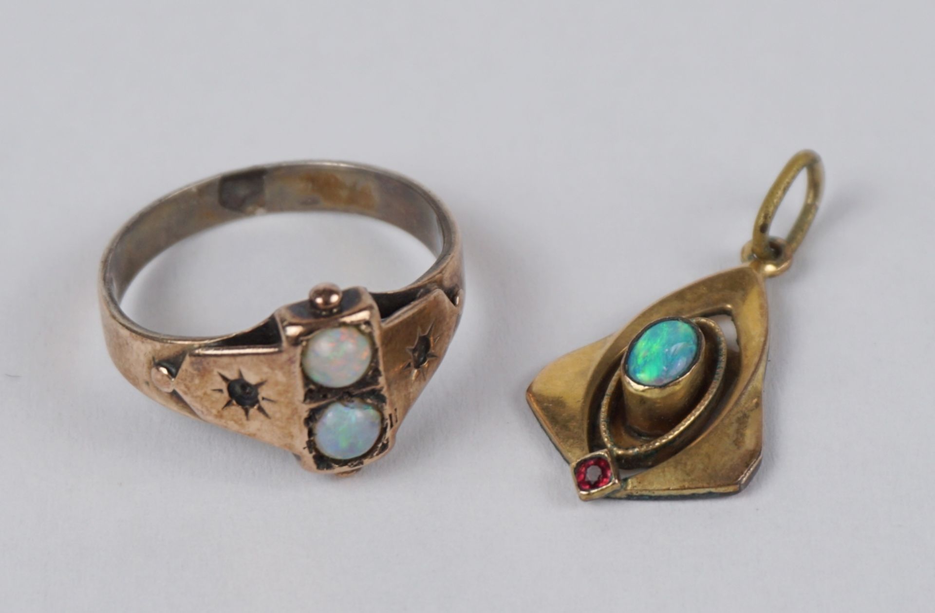 Ring und Anhänger mit kleinen Opalen, Jugendstil, um 1900