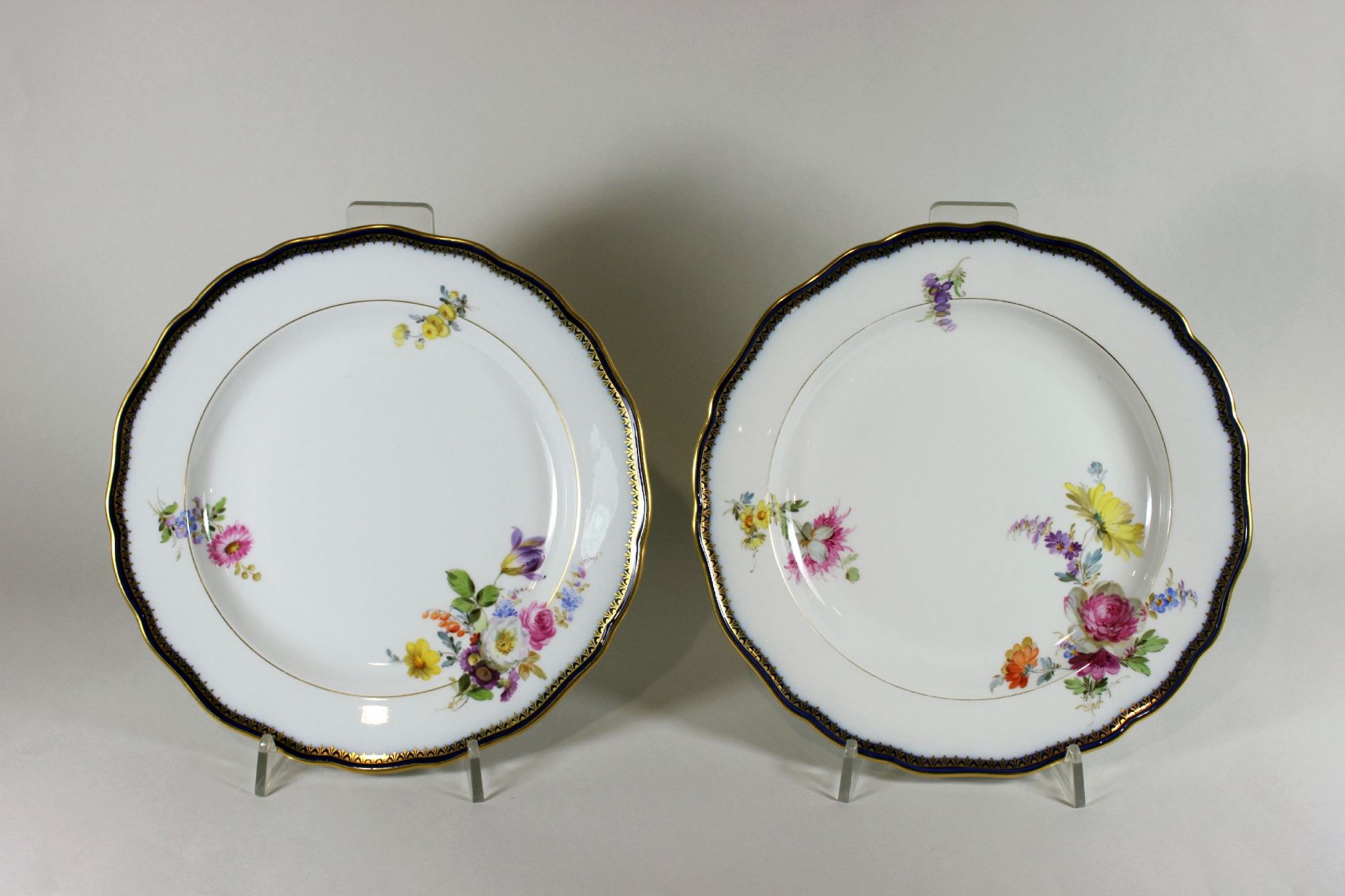 Meissen, 8 Essteller, Porzellan, Knaufzeit, 1. Wahl, polychrom bemalt, versch. Blütendekor, Gold-< - Image 4 of 5