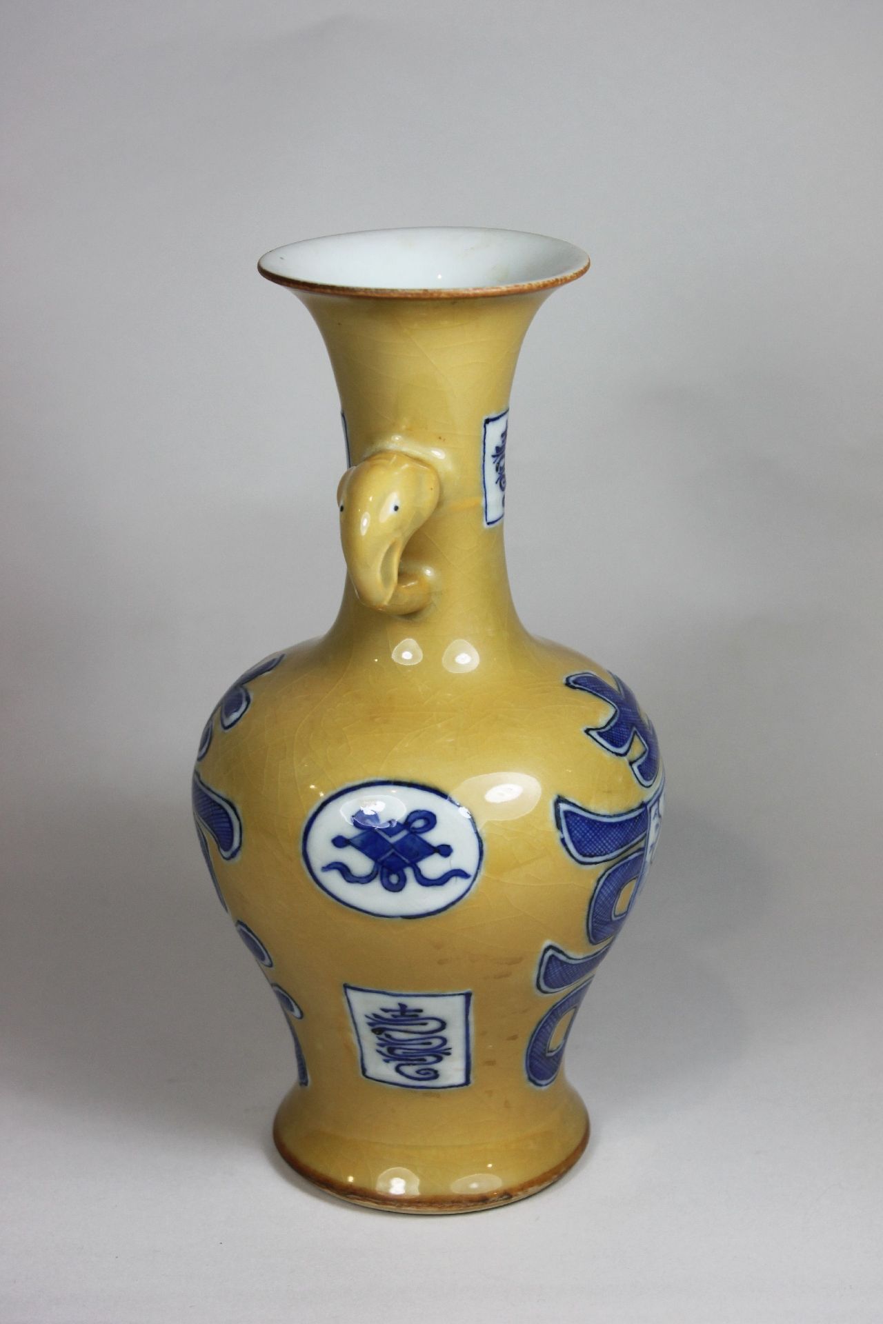 Vase, China, Qing-Dynastie, Gelb und Blau unter Glasur, Henkel in Elefantenkopfform, Sechs-Siegel-S - Bild 3 aus 5