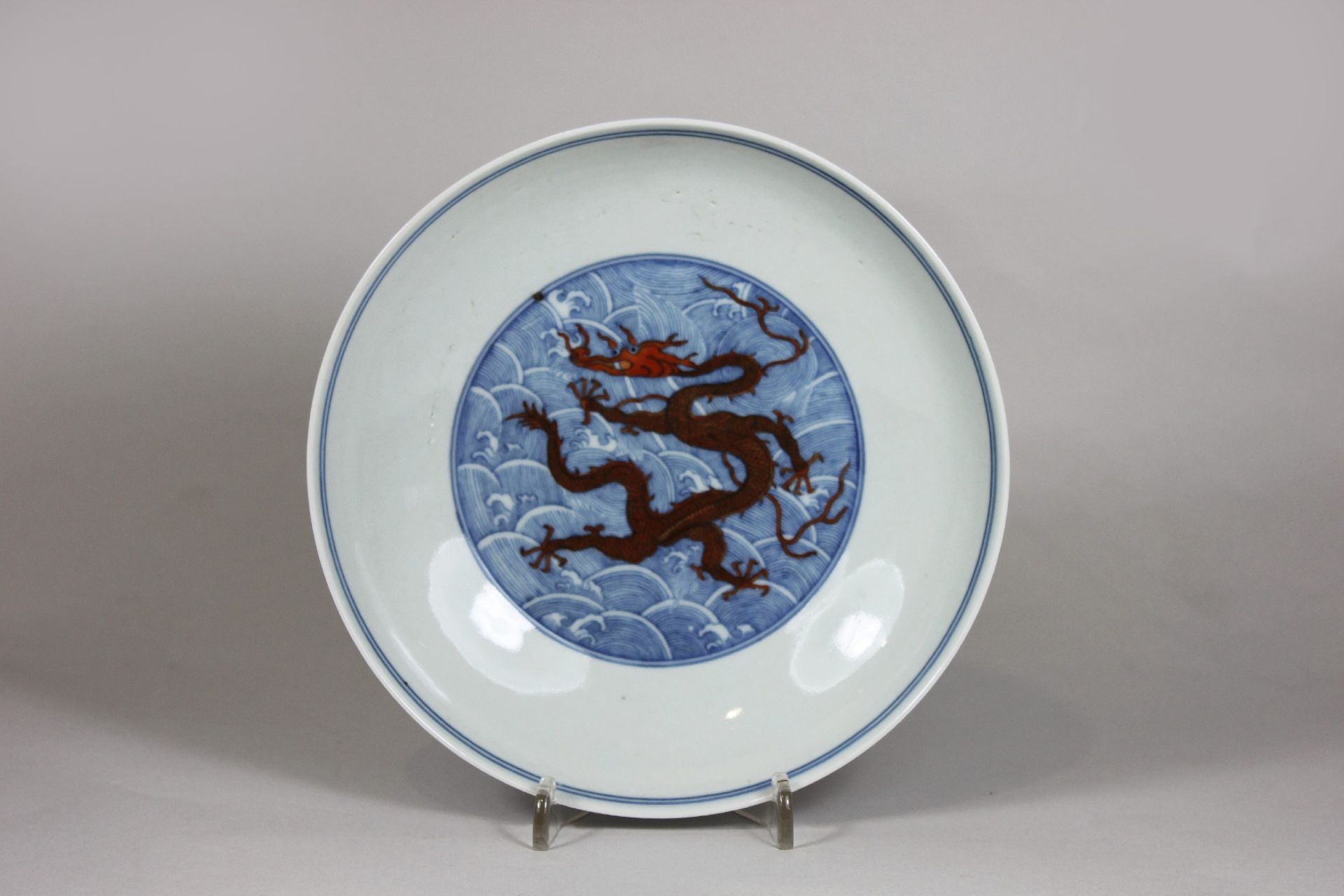 Schale, China, Porzellan, blau unter Glasur, mit roten Drachen bemalt, blauer Stempel unterseitig.<