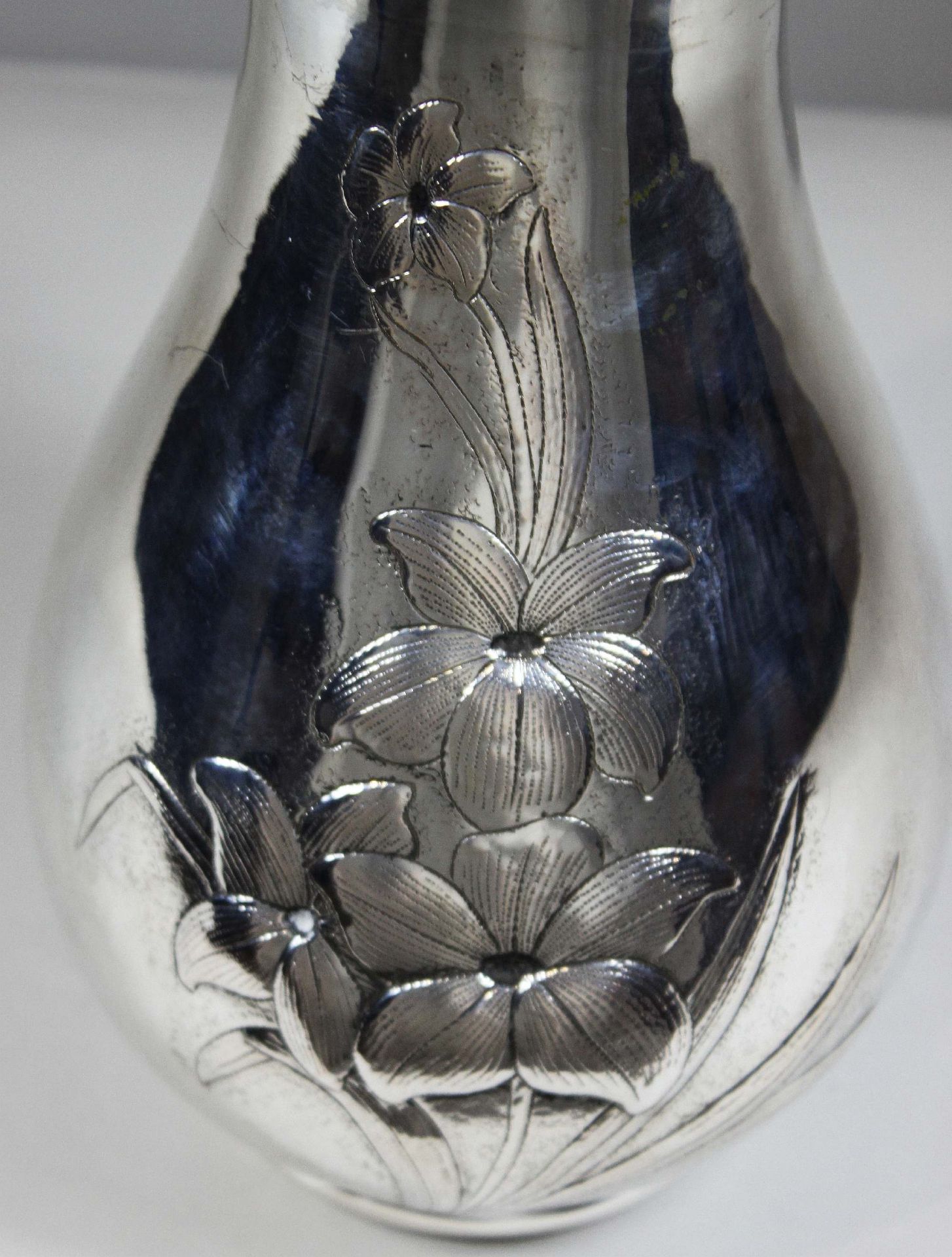 Vase, 800er Silber, mit Blumendekor, Stempel am Boden. H.: ca. 30 cm. G.: 938 g. Altersbedingter Zu - Bild 2 aus 3