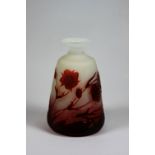 Kleine Galle-Vase, farbloses Glas, mattierter Grund, rot überfangen, an Wandung Reliefsignatur Gal