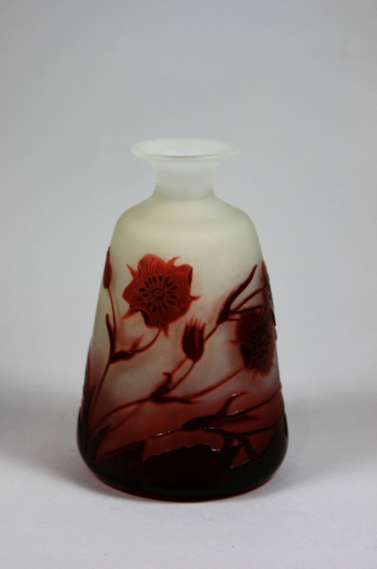 Kleine Galle-Vase, farbloses Glas, mattierter Grund, rot überfangen, an Wandung Reliefsignatur Gal