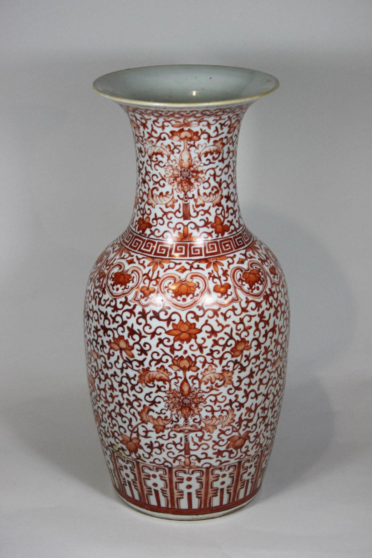 Vase, China, Familie Rose, Porzellan, rot bemalt über Glasur, Ranken und Blumendekor, türkiser Bo