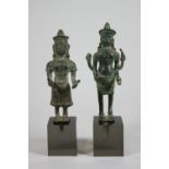 Zwei Antike Khmer Stil stehende Gottheit, Cambodia, Bronze mit grüne Patina, H.: 11 cm, 11,5 cm.<b