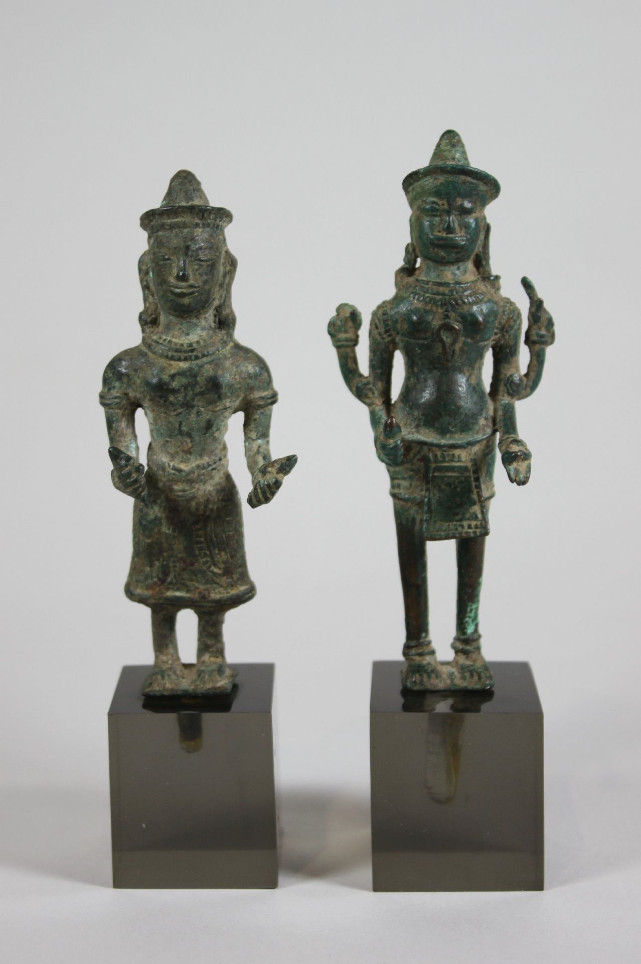 Zwei Antike Khmer Stil stehende Gottheit, Cambodia, Bronze mit grüne Patina, H.: 11 cm, 11,5 cm.<b