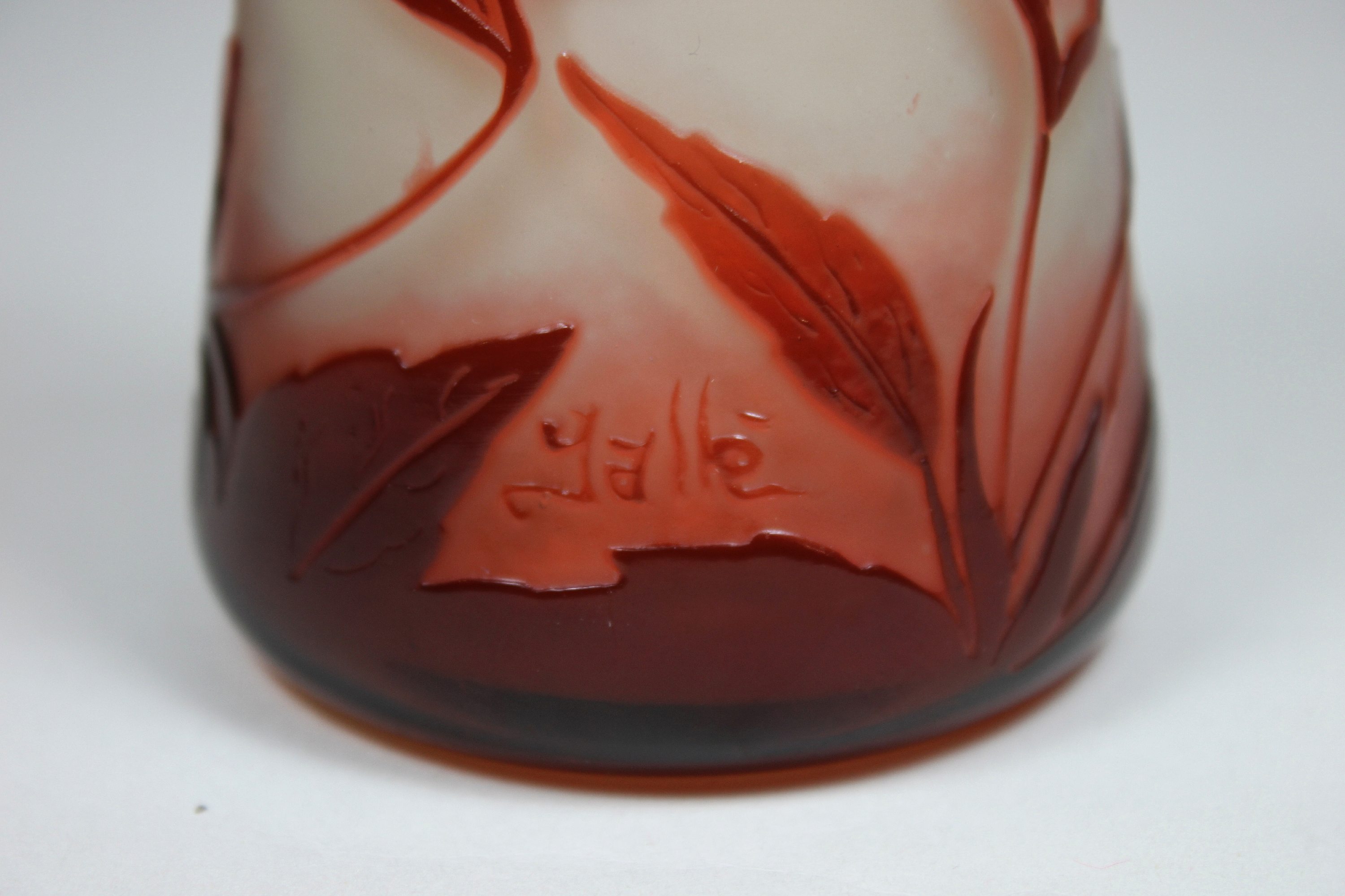 Kleine Galle-Vase, farbloses Glas, mattierter Grund, rot überfangen, an Wandung Reliefsignatur Gal - Image 3 of 3