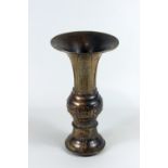 Vase, China, Bronze, auf hohem Fuß bemustert, Kugelkorpus, Kelchartiger Hals mit Spitzblattmotiv,<