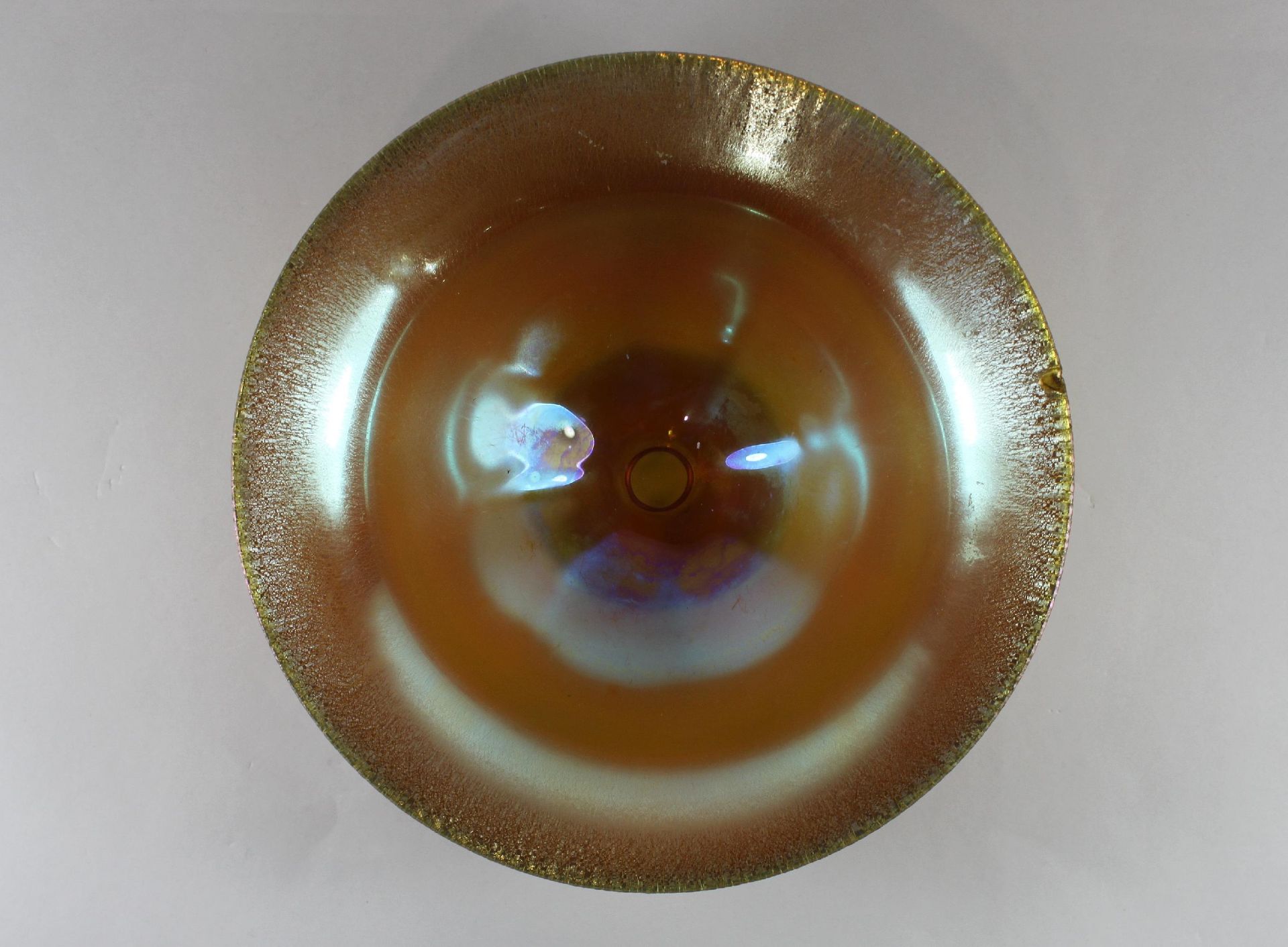 Jugendstil Schale, irisierendes Glas. Dm.: 20,5 cm, H.: 8,5 cm. Altersbedingterzustand, Chip am Ran - Image 2 of 2