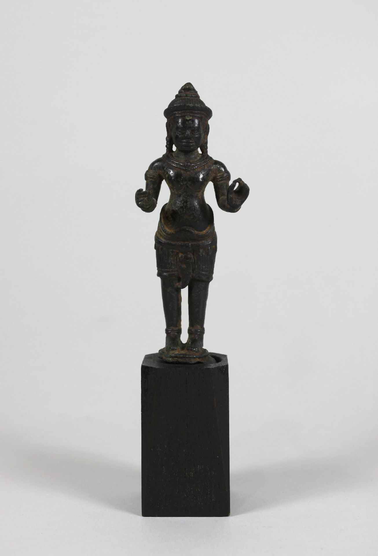 Antike Khmer Stil stehende Gottheit, Cambodia, Bronze mit dunkler Patina, auf einer runden Plinthe,