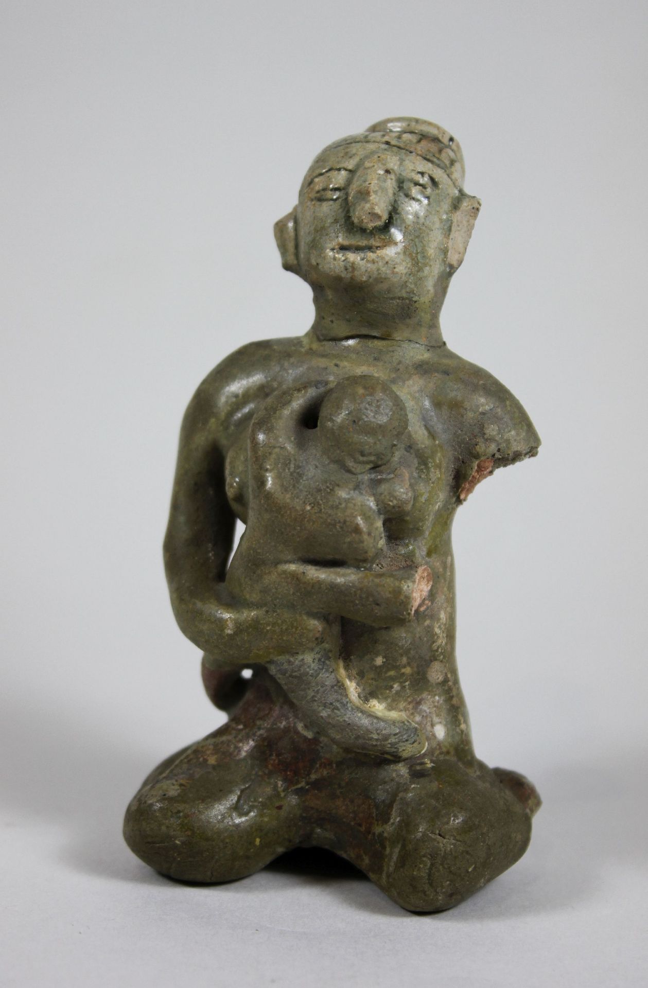 Antique thailändische Tonfigur, Mutter mit Kind, Sawankhalok, Ton, Glasur, H.: ca. 10,5 cm, Hand a - Bild 2 aus 2