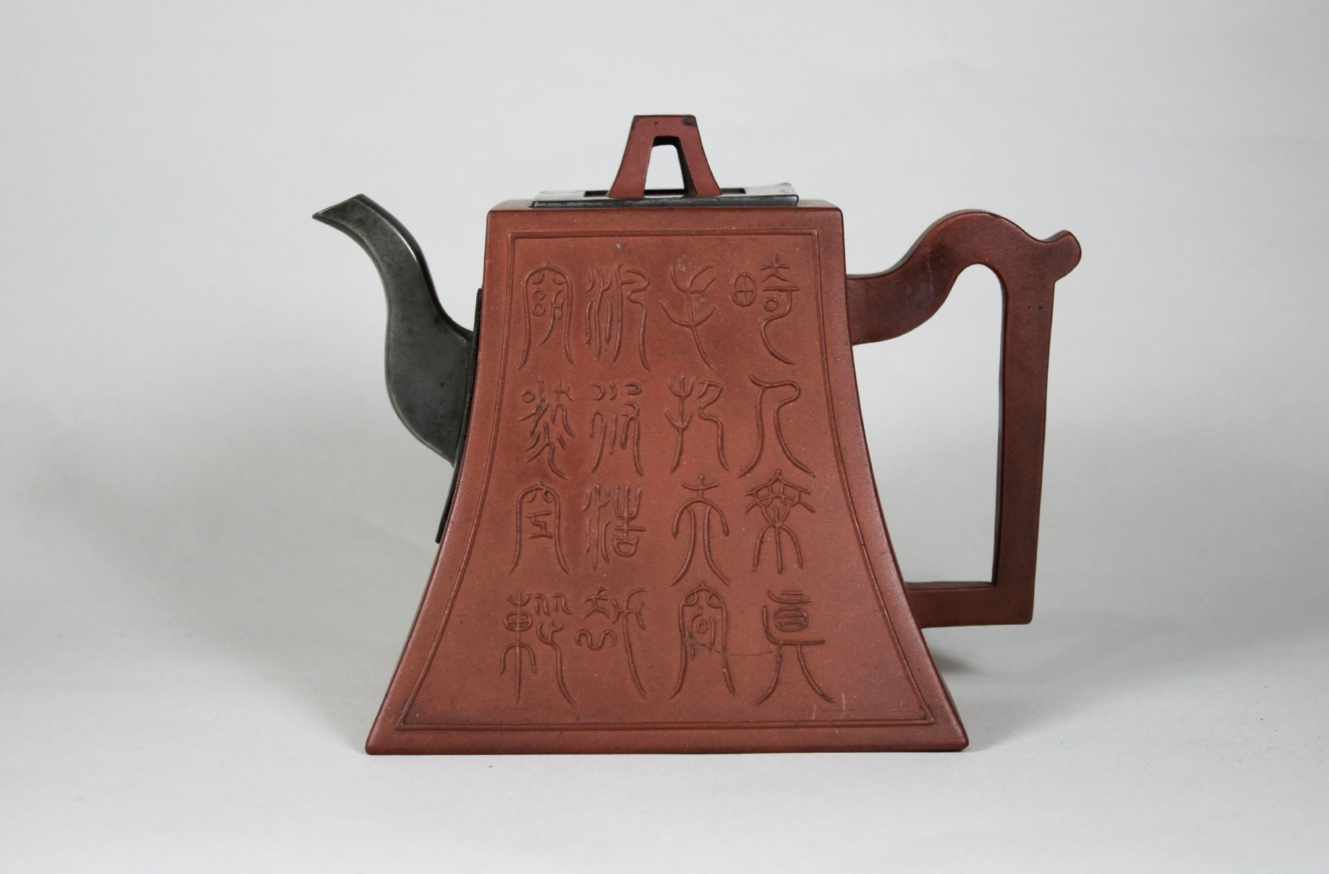 Yixing Teekanne, China, 19. Jh., Ton, Metallmontierung, Pressmarke, H.: ca. 14 cm, Zertifikat.< - Bild 2 aus 4