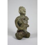 Antique thailändische Tonfigur, Mutter mit Kind, Sawankhalok, Ton, Glasur, H.: ca. 10,5 cm, Hand a