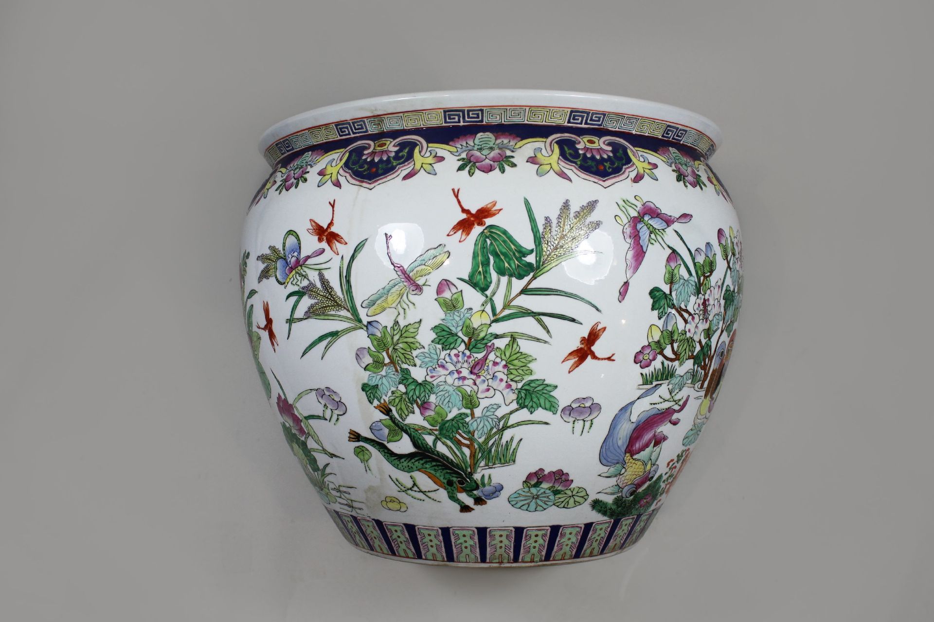 Fishbowl, China, Porzellan, polychrom bemalt über Glasur, floraler Dekor, Innen Koi-Fische und Was - Image 4 of 5