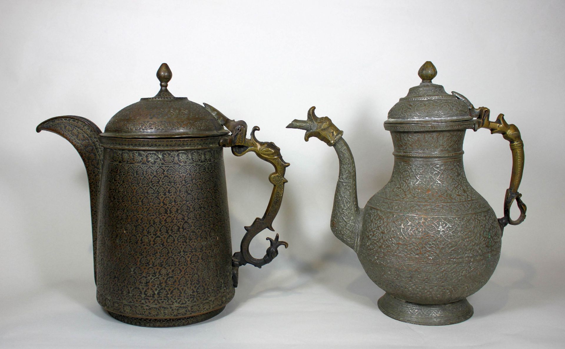 Paar Wasserkannen, Iran, Bronze, vollständig Ornamentiert, eine Kanne bemalt, geschwungene Griffe<