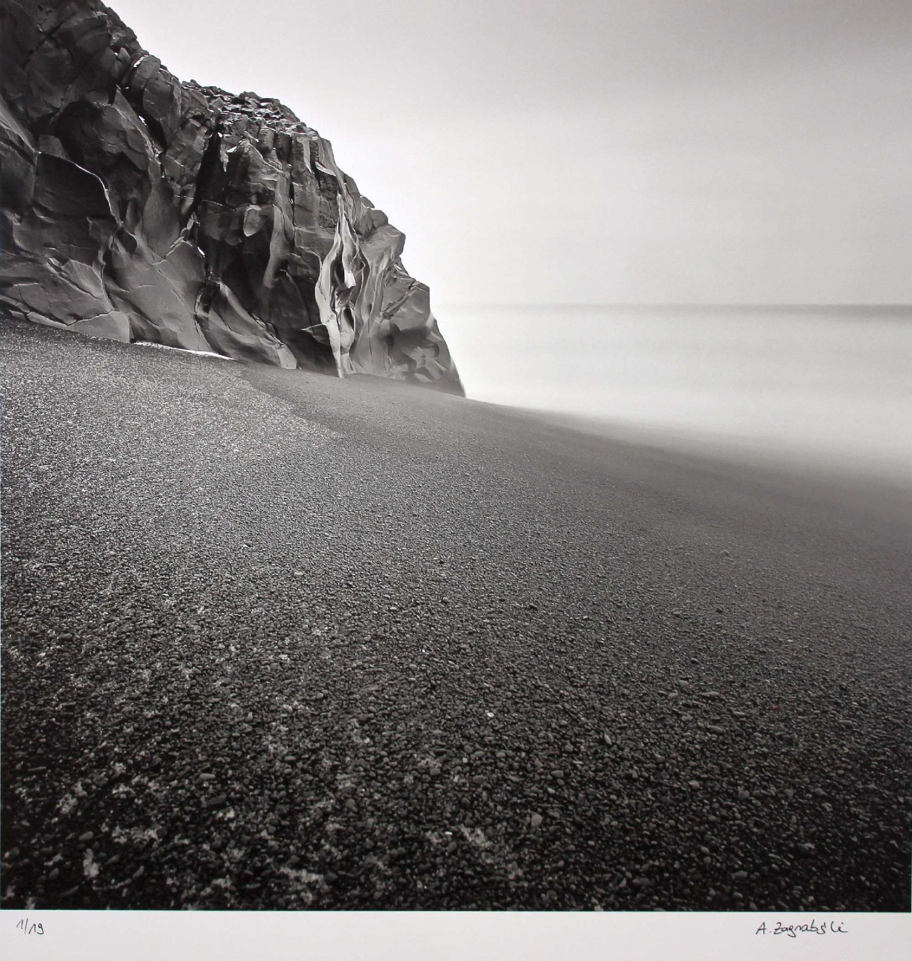 Arkadius Zagrabski (deutsch, 1959), Soli Rock, Island, 2011, Fotografie, sig. Auflage: 1/19. Blattm