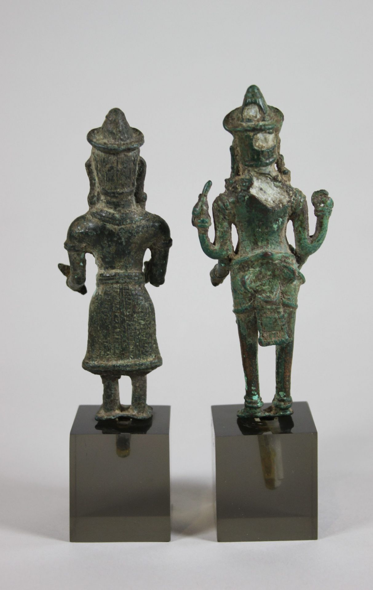 Zwei Antike Khmer Stil stehende Gottheit, Cambodia, Bronze mit grüne Patina, H.: 11 cm, 11,5 cm.<b - Bild 2 aus 2