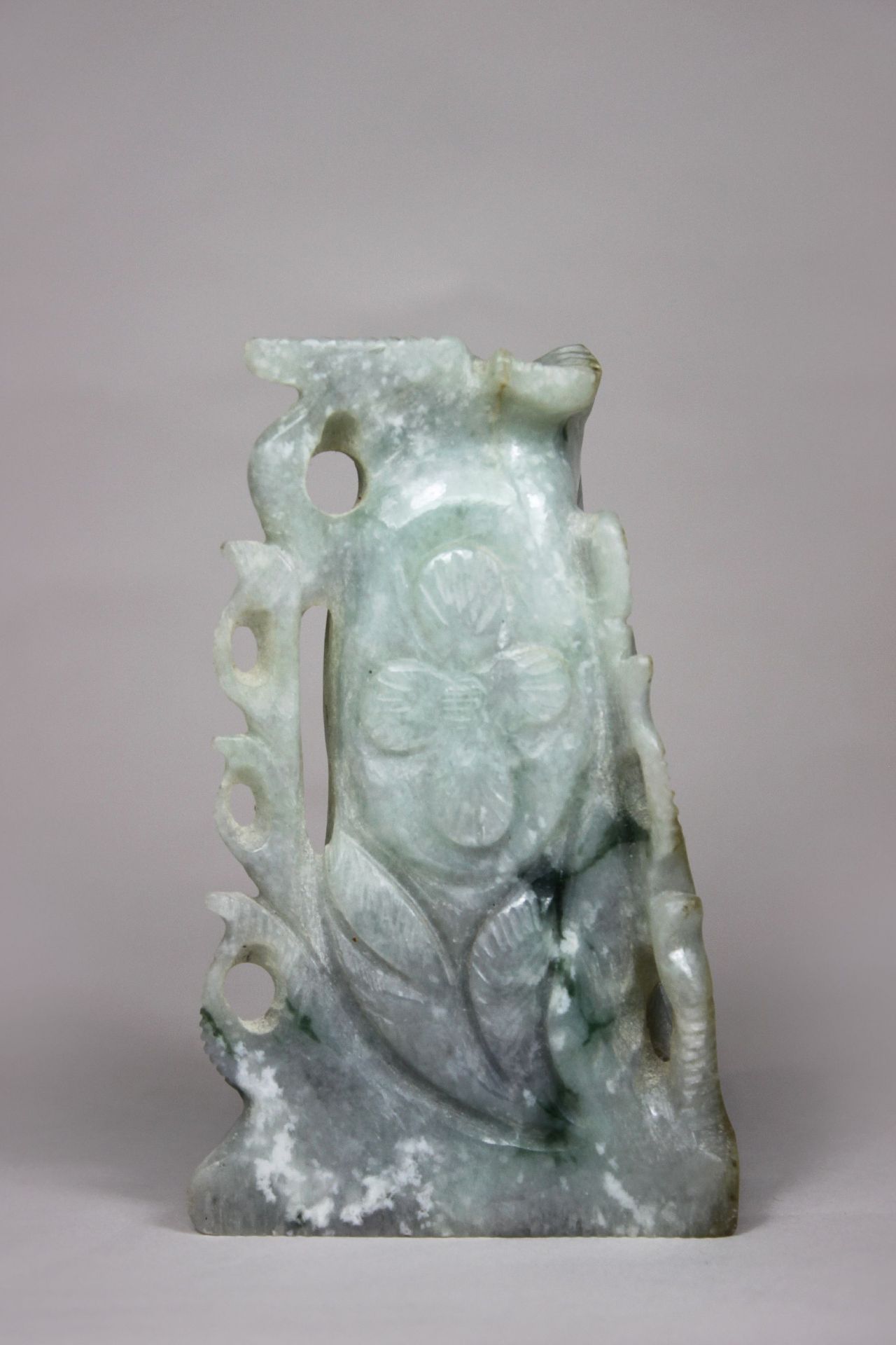 Jade Schnitzerei, hellgrüne Jade, Ranken und florale Applikationen, runde Öffnung oben. H: 11,5 c - Bild 2 aus 5