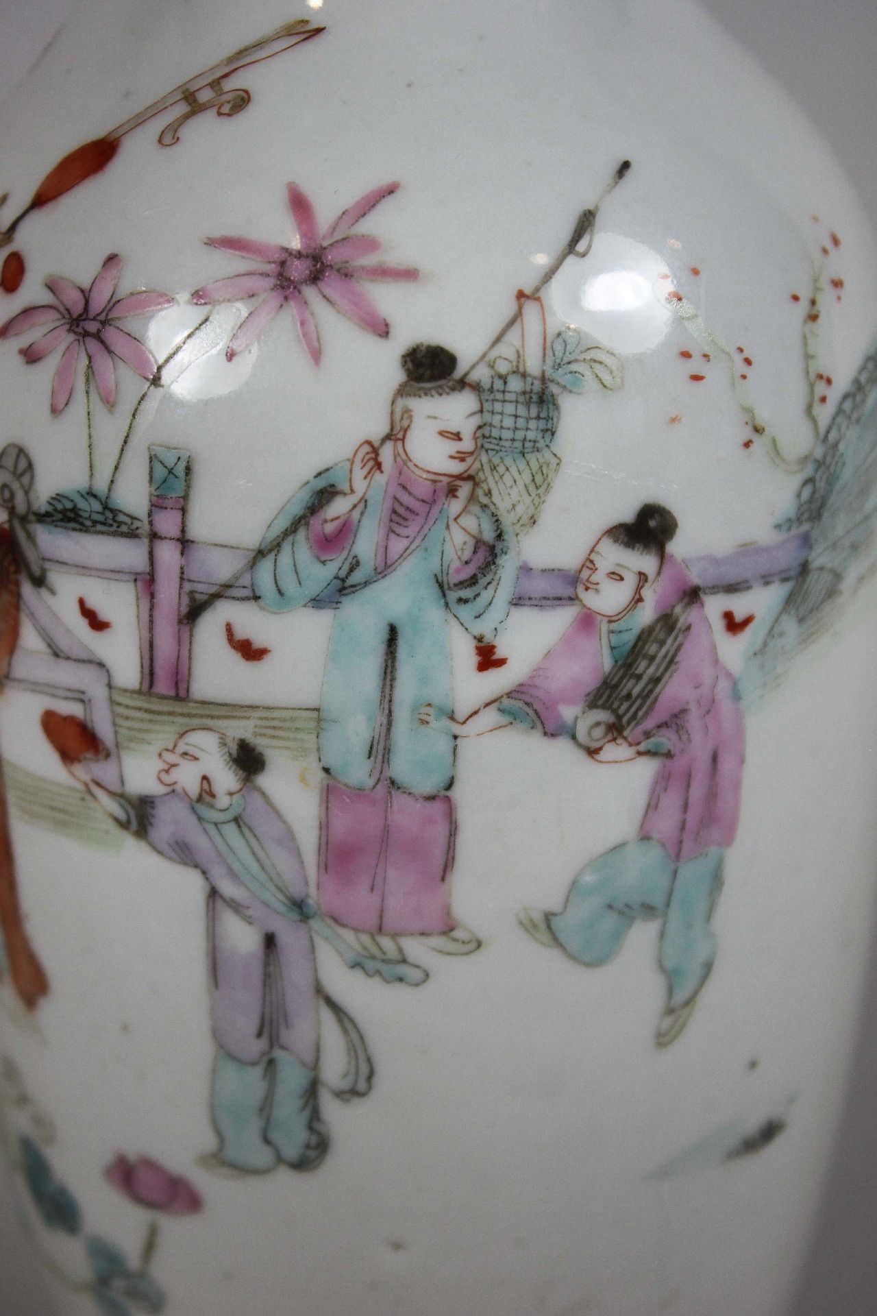 Porzellanvase, Familie Rose, Qing-Dynastie, China, 19. Jh., polychrome Überglasur, figürliche Sze - Image 3 of 5