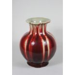 Celadon Vase, China, Qing Dynastie, Kangxi Periode (1890-1910), Porzellan, rot unter Glasur, Krakel