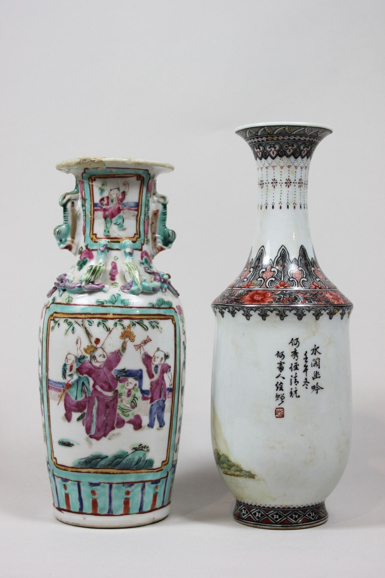 Paar Vasen, China, Porzellan, polychrom über Glasur, 1: zwei Szenen umrahmt von Ranken, plastisch< - Image 2 of 4