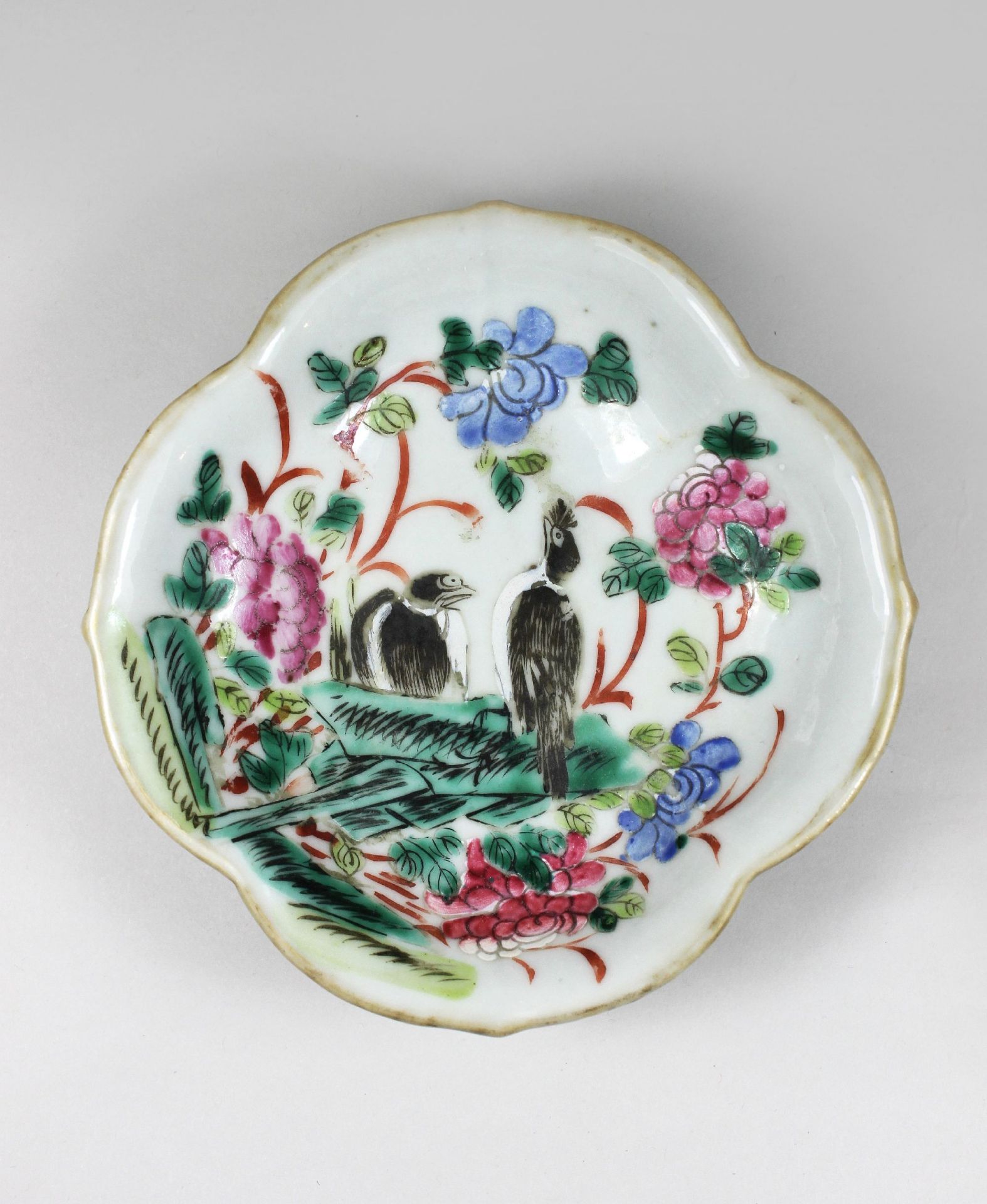 Vierpass Fußschale, Familie Rose, Qing-Dynastie, China, 19. Jh., Porzellan, polychrome Überglasur