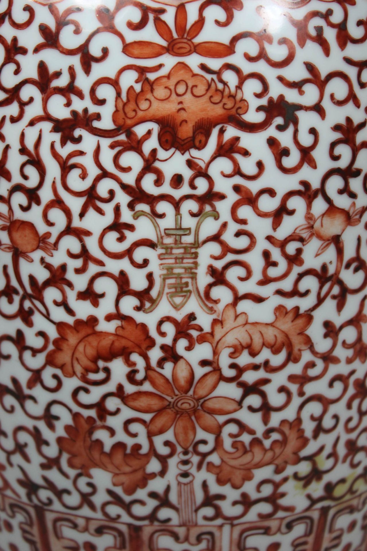 Vase, China, Familie Rose, Porzellan, rot bemalt über Glasur, Ranken und Blumendekor, türkiser Bo - Image 2 of 3