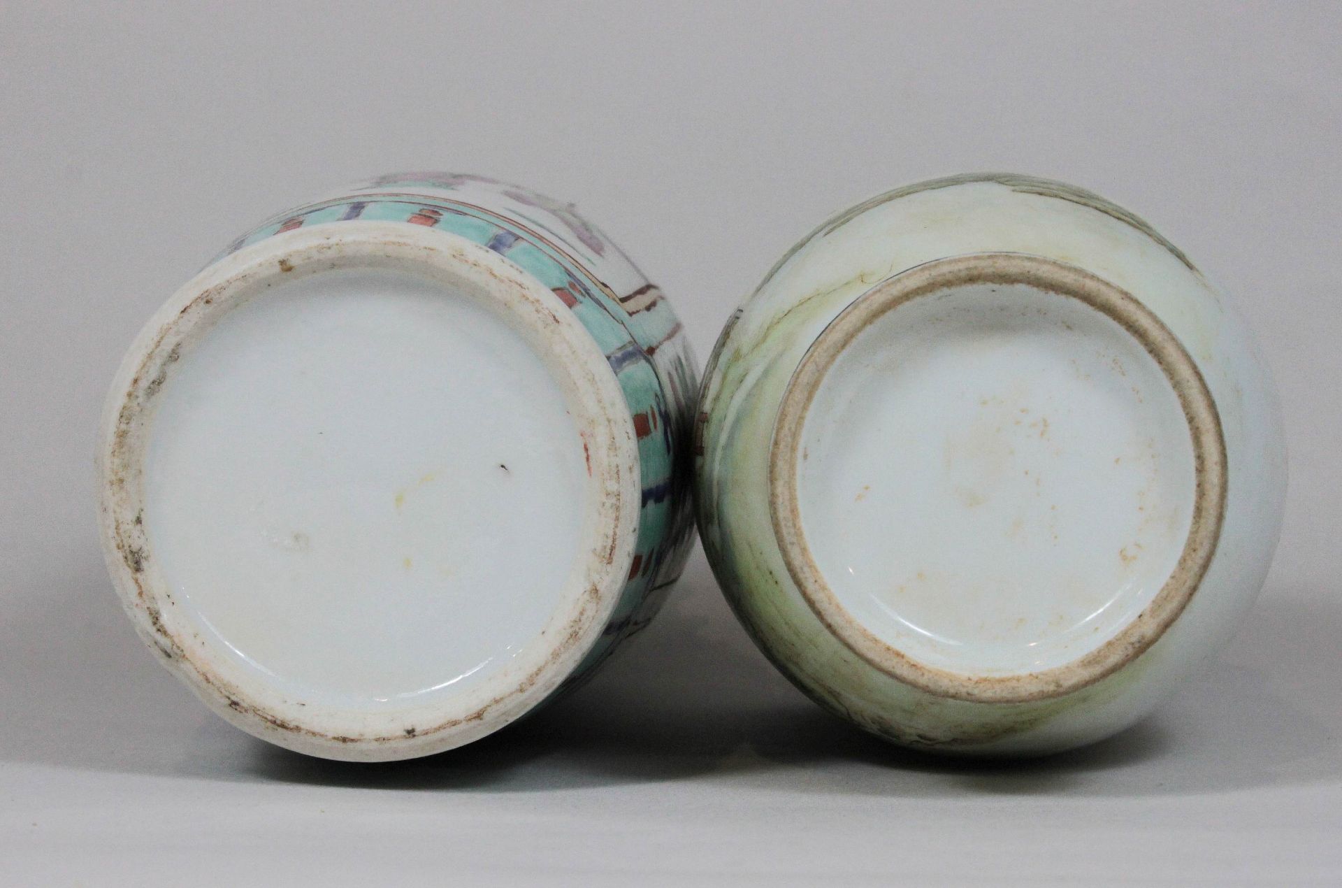 Paar Vasen, China, Porzellan, polychrom über Glasur, 1: zwei Szenen umrahmt von Ranken, plastisch< - Image 4 of 4